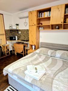 a bedroom with a bed with two towels on it at Sárréti Apartmanház in Balatonfüred