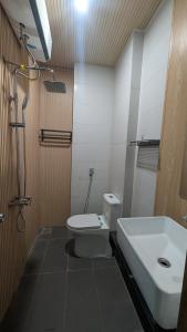 a bathroom with a toilet and a sink at Lemon Hotel & Apartment in Danang