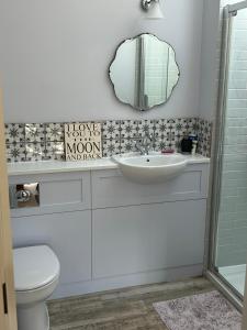 a bathroom with a sink and a mirror at Bourne House in Mursley