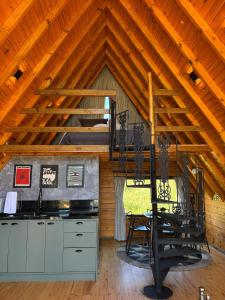 a kitchen and dining room in a log cabin at Chalé Recanto da Ema in Urubici +22 photos