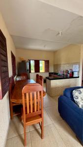 a living room with a dining room table and a kitchen at Casa da Duna Moitas-Icaraizinho de Amontada Ceará in Praia de Moitas