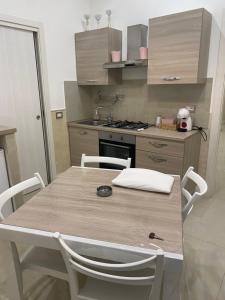 a kitchen with a table with chairs and a stove at Casa Planzio in Naples