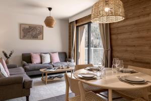 a living room with a table and a couch at Apartment Leo - 2BR, Modern, Lift access, Mountain views in Les Houches