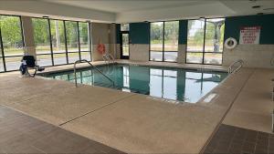 Baseinas apgyvendinimo įstaigoje avid hotels Perry-National Fairground Area by IHG arba netoliese