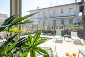 a green plant sitting on top of a balcony at Villa Milvia in Colà di Lazise
