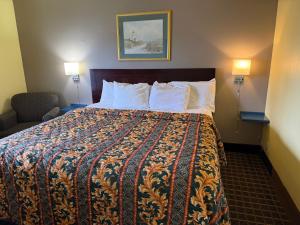 a hotel room with a bed with a colorful bedspread at Crow's Nest in Tawas City