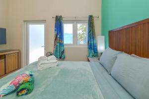 a bedroom with a large bed with towels on it at Atupa House in Noord