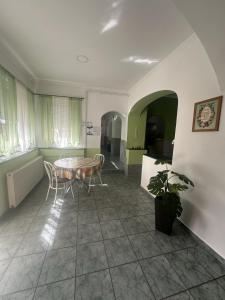 a kitchen and dining room with a table and chairs at Viktor Apartmanház in Zamárdi