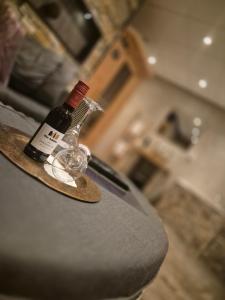 Eine Flasche Wein steht auf einer Theke. in der Unterkunft Hotel Vrouwe van Stavoren in Stavoren