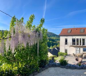 a house with a garden with a wreath of flowers at Dorfperle in Oberzent