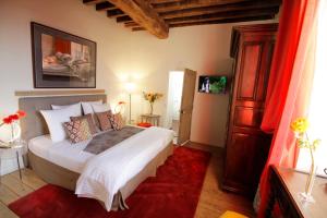 1 dormitorio con 1 cama grande con alfombra roja en Côté-Serein - Domaine de Venoise, en Noyers-sur-Serein