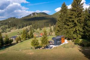 an aerial view of a small house in the mountains at Na samote u Noemi in Komjatná