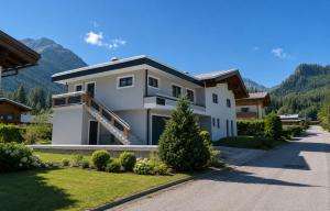 a house in the mountains with a driveway at Apartment Waldherz in Wald im Pinzgau