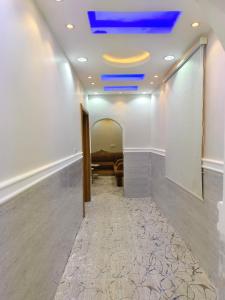 a room with a hallway with a blue ceiling at شقق ضوء القمر Moonlight Apartment in Rahwat al Barr