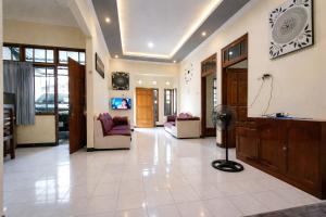 a living room with a couch and a table at Abadi Homestay Yogyakarta in Yogyakarta