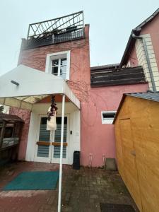 a house with a white tent in front of it at César Room - Appartement Antique 2-3 pers, parking privé,proche centre et gare in Obernai