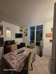 a room with a table and chairs and a kitchen at PR001 3 chambres in Le Blanc-Mesnil