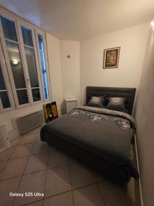 a bedroom with a bed in a room at PR001 3 chambres in Le Blanc-Mesnil