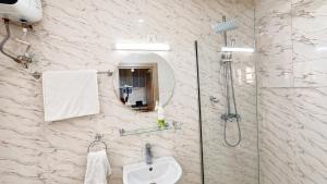 a bathroom with a glass shower and a sink at Happy Lodge Shortlets & Suites, Freedom Way, Lekki phase 1 in Ogoyo +85 photos