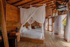 Un pat sau paturi într-o cameră la JERUSALEMA BEACH GLAMPING +71 fotografii