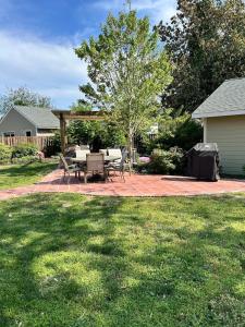 a patio with a table and chairs in a yard at Chucks Cottage in Cape Charles in Cape Charles