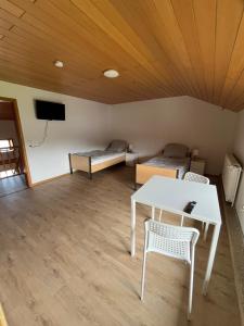 a room with two beds and a table and a tv at Helles großes 2 Bettzimmer in Jerrishoe