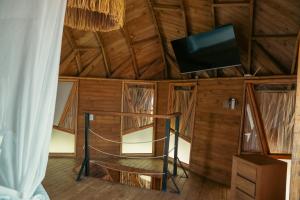 Un televizor și/sau centru de divertisment la JERUSALEMA BEACH GLAMPING