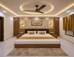 a bedroom with a large bed with a ceiling at Hotel CIELO PRIME Near Delhi Airport in New Delhi