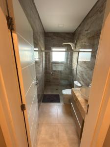 a bathroom with a toilet and a sink at Recanto da Bella in Paranapanema +11 photos