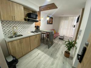 a kitchen with a sink and a counter top at Apartaestudio vacacional in Armenia