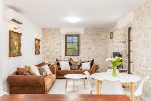 a living room with a couch and a table at Casa del Sol in Strp