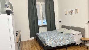 a small bedroom with a bed and a window at Casa Dante 4 in Pavia