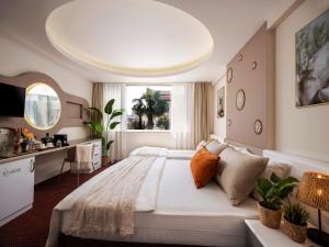 a bedroom with a large bed and a desk at İS Hotel in Antalya