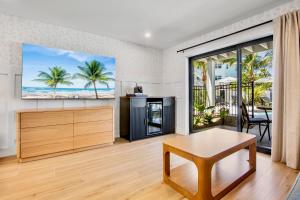 a living room with a view of the beach at Tropic Isle At Anna Maria Island Inn in Bradenton Beach