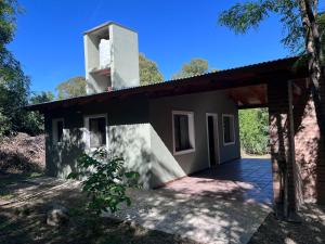 a small house with a roof at Cabañas Nido Escondido in Villa Ciudad Parque