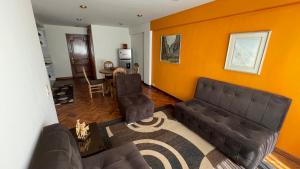 a living room with a couch and a table at Muy cerca, a pasos de la Embajada de EEUU in La Paz