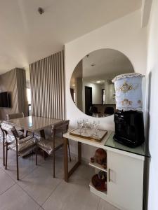 a dining room with a table and a mirror at Heron Marinho Comfort Flat in Campina Grande +11 photos