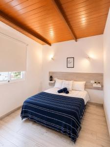 a bedroom with a bed with a blue and white blanket at Casa Rural Encantadora Con Terraza Privada in Arona