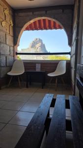 a room with two chairs and a table and a window at Hotel Villas Kerendarhú in Bernal