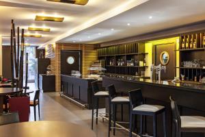 Ibis Barcelona Molins de Rei tesisinde lounge veya bar alanı