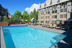 ein großer Swimmingpool vor einem Hotel in der Unterkunft Executive Inn Whistler in Whistler