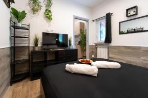 a living room with a black table with two towels at Suite Gli Ulivi in Colonna