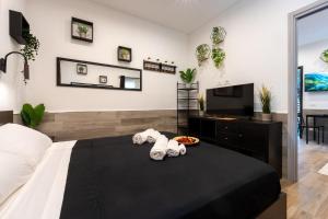 a bedroom with a bed with two rolled towels at Suite Gli Ulivi in Colonna
