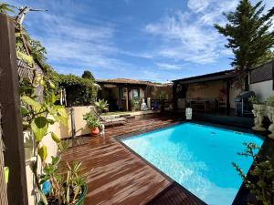 a backyard with a swimming pool and a house at Bungalow Aloha, Piscina Privada, Playa y Barbacoa in Benalmádena