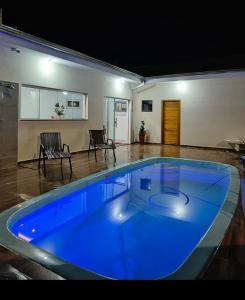 a large blue swimming pool in a living room at Recanto Rafaela 2 in Olímpia