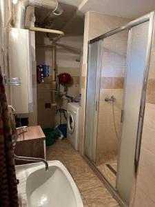 a bathroom with a sink and a washing machine at chalupa na Vysočině in Věž
