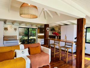 a living room with a couch and a kitchen at Case Macalpa in Saint Barthelemy