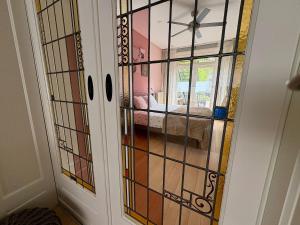 a door with a glass window in a room at Sfeervol appartement met tuin bij centrum & station in Dordrecht