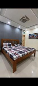 ein Schlafzimmer mit einem großen Bett in einem Zimmer in der Unterkunft Pine Cottage in Murree