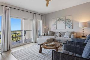 a living room with a couch and a table at Easy Beach Walk Pools and Hot Tubs in Destin
